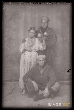 Portrait en pied de deux goumiers marocains (Le Val-d'Ajol)